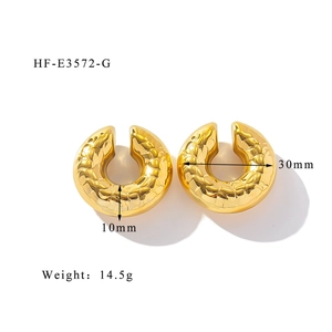 Dettaglio dell'orecchino a clip dorato 30mm con texture martellata e misure tecniche