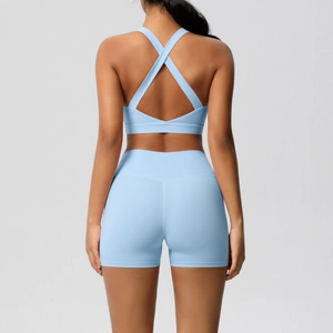 Detail eines hellblauen Yoga-Sets mit gekreuztem Sport-BH-Rücken und High-Waist-Shorts