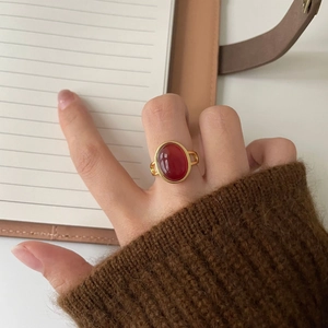 Primo piano di un anello vintage in argento 925 con agata rossa su fascia dorata