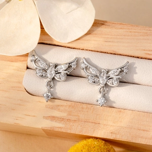 Eleganti orecchini a farfalla in argento con intarsio in zircone e ciondolo in scatola