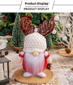 Détail de gnome de Noël avec bonnet en tricot et bois de renne en décor festif
