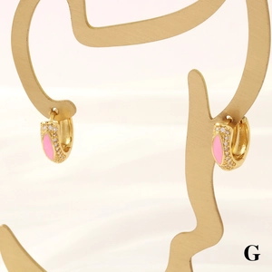 Detail von 18K vergoldeten Huggie-Ohrringen mit rosa Emaille und Zirkonia-Mikropavé