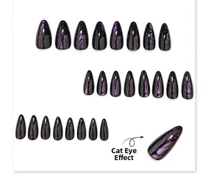 Détail de 24 faux ongles amande effet œil de chat noir et violet scintillant intense
