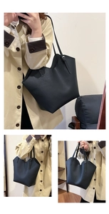 Dettaglio della pelle martellata premium sulla grande borsa nera con fibbia argento