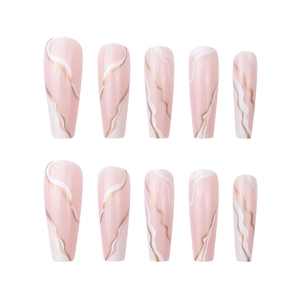 Faux ongles ballerine marbrés roses avec motifs ondulés dorés et blancs
