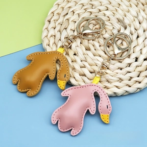 Detailansicht der Enten-Leder-Schlüsselanhänger mit Kontrastnähten und goldenem D-Ring