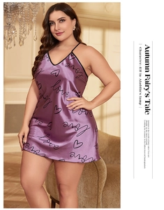 Détail de la nuisette en satin violet avec imprimé Love noir et design à col en V