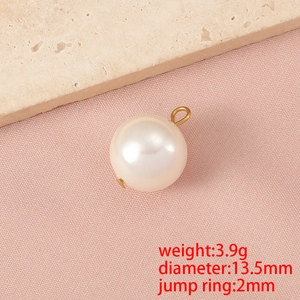 Dettaglio del ciondolo di perla con anello dorato, mostra peso 3,9g e diametro 13,5mm