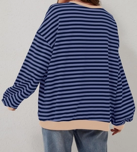 Dettaglio del retro di un maglione a righe blu navy con collo e polsini a coste