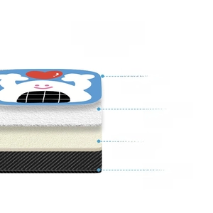 Coupe transversale du tapis à 4 couches montrant le tissu, l'éponge et la base en caoutchouc