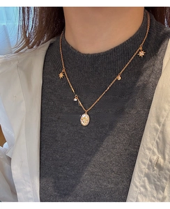 Détail du collier plaqué or 18 carats avec pendentif ovale en nacre et étoile élégante