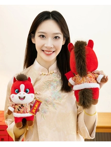 Vues détaillées avant et arrière de la peluche cheval du zodiaque chinois 2026 rouge