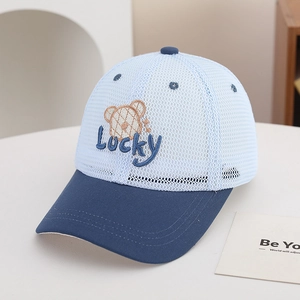 Détail de la casquette bébé en maille avec broderie d'ours et lettrage Lucky
