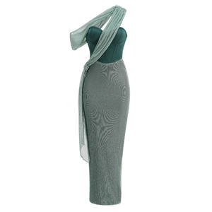 Détail de la robe bustier vert foncé avec drapé en tulle et texture côtelée