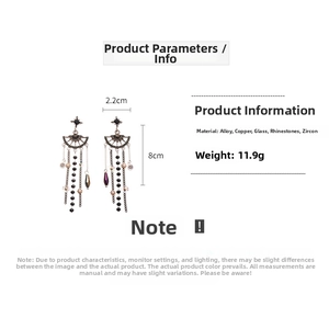 Vue détaillée des boucles d'oreilles à pompons fleuris avec étiquettes de taille
