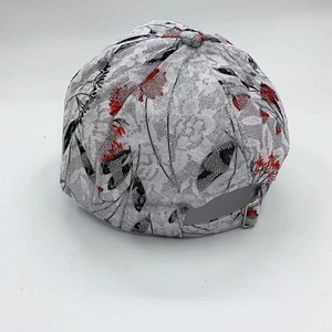 Détail de la broderie florale en dentelle sur casquette de baseball avec boucle réglable
