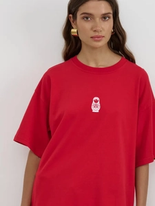 Χαλαρό κόκκινο βαμβακερό T-shirt με λευκό τύπωμα ρωσικής κούκλας στο μπροστινό μέρος