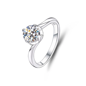 Detail view of S925 silver ring featuring a classic four-prong moissanite setting