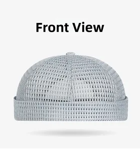 Vista frontale di un berretto docker in mesh grigio chiaro traspirante traforato
