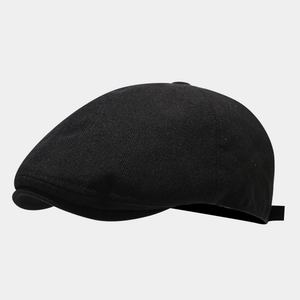 Dettaglio della trama in maglia nera e della visiera di questo berretto piatto retrò