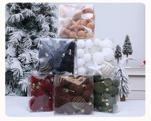 Detail von beflockten Weihnachtskugeln in transparenten Boxen mit verschiedenen Texturen