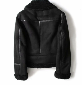 Vue arrière d'une veste en daim noir avec bordure en similicuir et détails en mouton