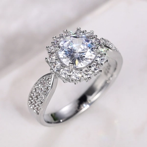 Macro de la bague en argent S925 avec sertissage halo tournesol et zircon rond