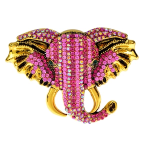 Élégante broche tête d'éléphant dorée avec cristaux roses brillants sur fond blanc