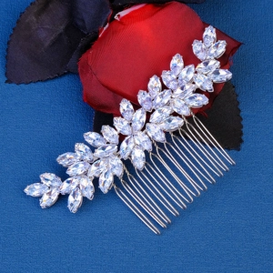Dettaglio macro del pettine da sposa con zirconi marquise e motivi floreali