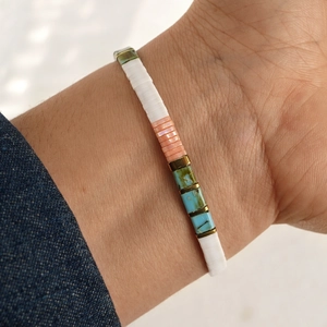 Bohemian Tila kralenarmband met turquoise accenten aan de pols in natuurlijk licht
