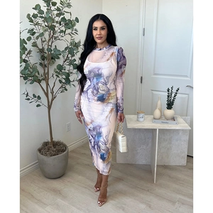 Détail de la robe en maille à manches longues avec imprimé marbré abstrait bleu et violet