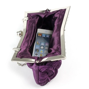 Innenansicht der lila Satin-Abendtasche mit Stauraum für ein Smartphone im Detail