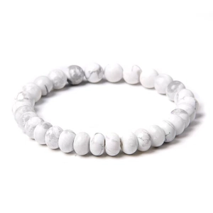 Bracelet en perles de turquoise blanche 8mm avec texture marbrée grise sur fond blanc