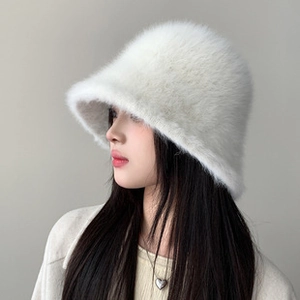 Detalle de la textura de piel sintética blanca de un gorro de invierno tipo cubo