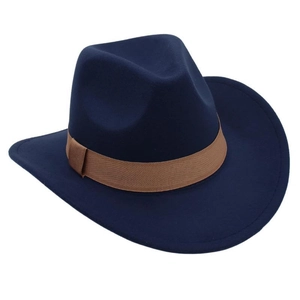Detail eines dunkelblauen Filzhutes mit braunem geflochtenem Band im Western-Stil
