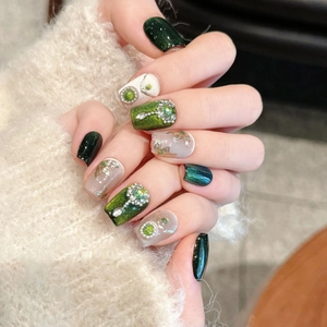 Handgefertigte smaragdgrüne Cat-Eye-Nägel zum Aufdrücken mit Strass und Silberfolie