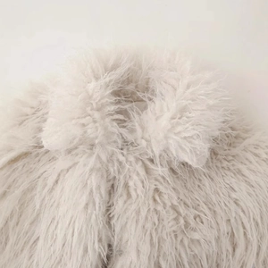 Veste courte en fausse fourrure pour femmes en blanc crème avec texture pelucheuse