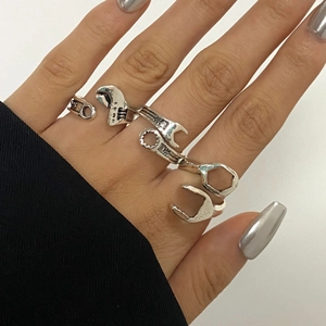 Verstellbarer Ring in Schraubenschlüssel-Form aus silberfarbenem Vintage-Metall