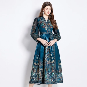 Robe midi ethnique col en V à manches longues et lien à la taille en satin bleu foncé