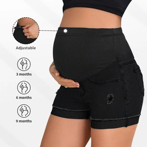 Dettaglio della fascia regolabile su pantaloncini premaman in denim nero con supporto