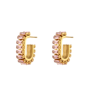 Détail de boucles d'oreilles en U dorées avec zircons roses à coupe rectangulaire