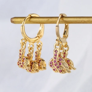 Pendientes de aro bañados en oro de 18K con colgantes de circonita roja elegante