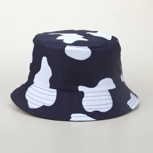 Détail du chapeau bob réversible à motif vache avec des coutures parallèles de qualité
