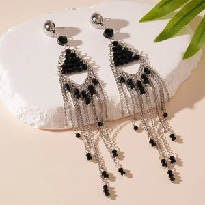 Boucles d'oreilles gothiques avec perles noires et pompons en chaîne argentée