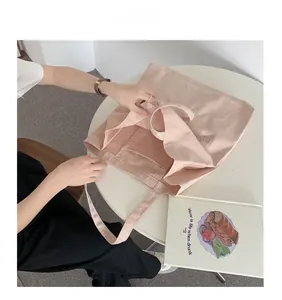 Innenansicht der rosa Canvas-Tragetasche mit Innentasche und geräumigem Hauptfach