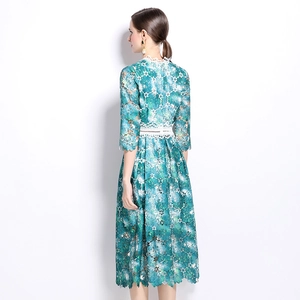 Robe midi élégante en dentelle florale vert-bleu avec design à taille ajourée chic