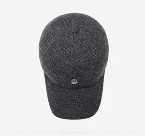 Détail macro de la casquette de baseball en laine gris foncé montrant la texture tricotée