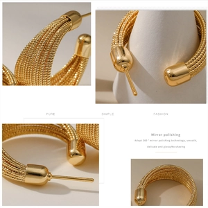 Detalle de pendientes de aro bañados en oro de 18K con textura tejida y pulido espejo