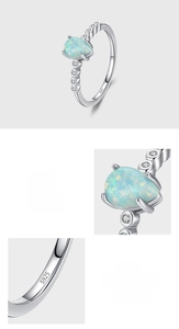 Makroaufnahme von S925 Silberstempel und birnenförmigem Opal auf dem Ringband