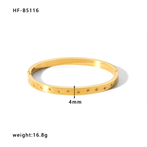 Bracciale rigido in acciaio inossidabile placcato oro 18K con incisione a stella e zirconi
